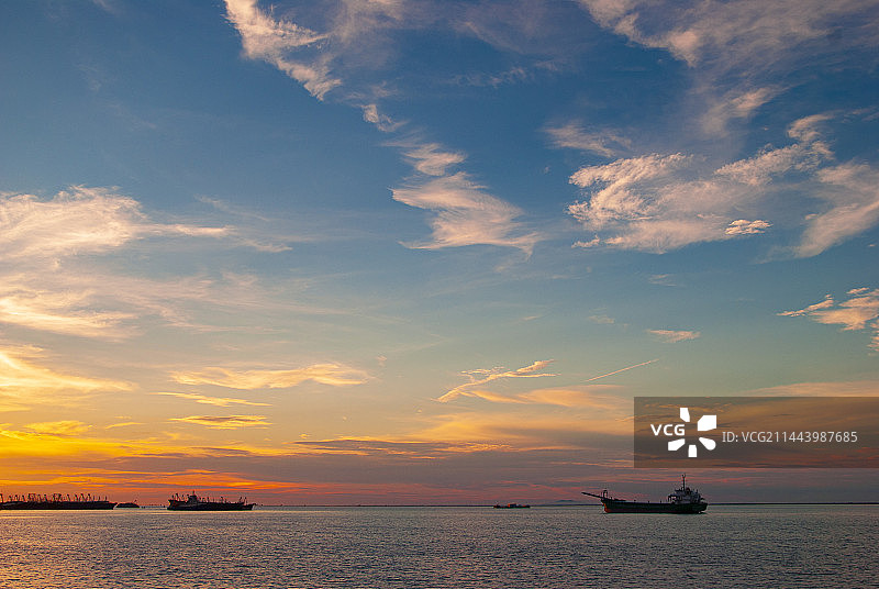 黄昏时刻的天空与大海图片素材