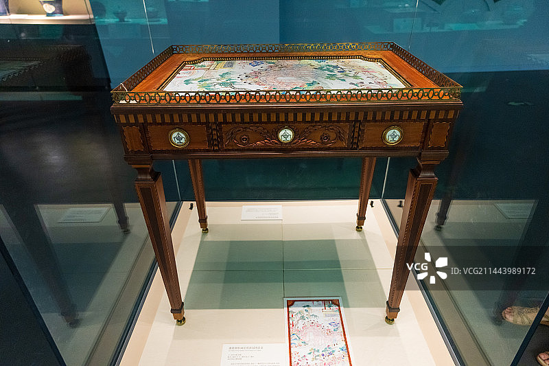 清代广东金属胎画珐琅特展-书桌桌板珐琅制品图片素材
