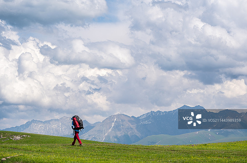 重装徒步大草原图片素材