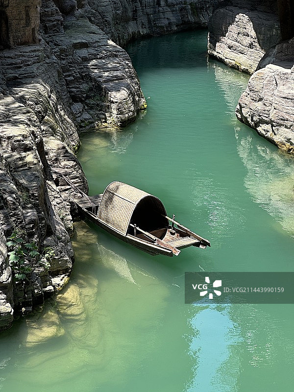 峡谷河流中的传统中国驳船图片素材