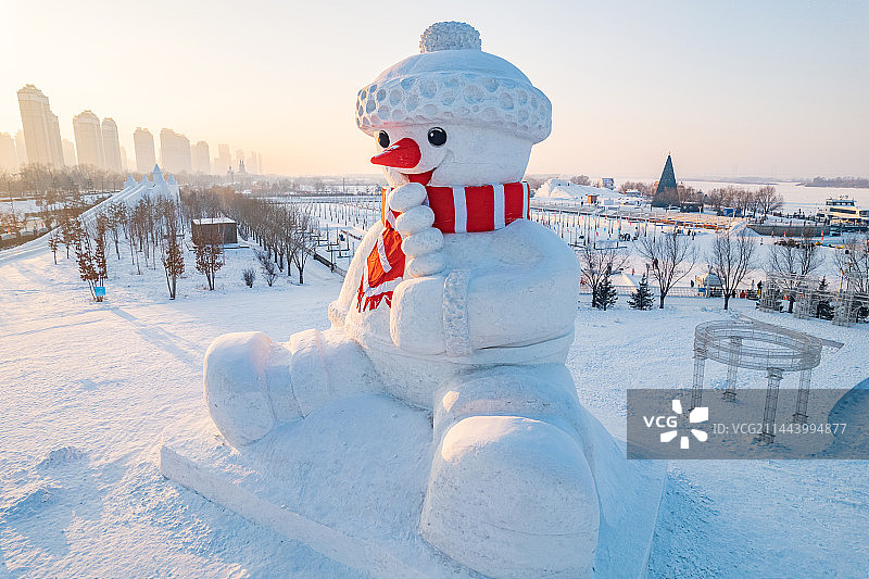 中国黑龙江哈尔滨外滩雪人码头大雪人航拍图片素材