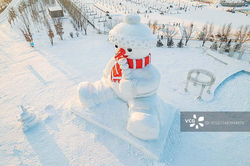中国黑龙江哈尔滨外滩雪人码头大雪人航拍图片素材