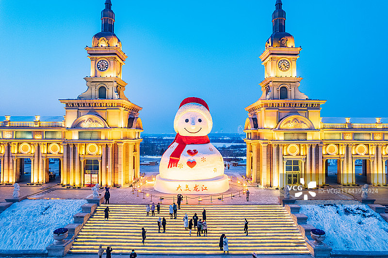 中国哈尔滨群力音乐公园音乐长廊大雪人夜景图片素材