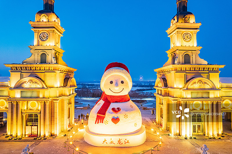 中国哈尔滨群力音乐公园音乐长廊大雪人夜景图片素材