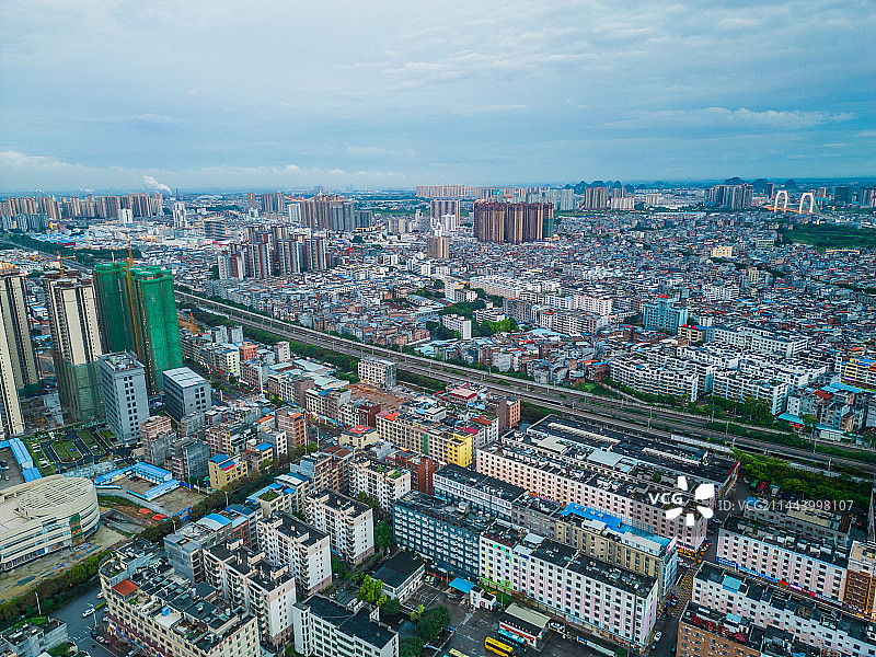 贵港城市风光航拍港北区城市建筑轨道运输图片素材