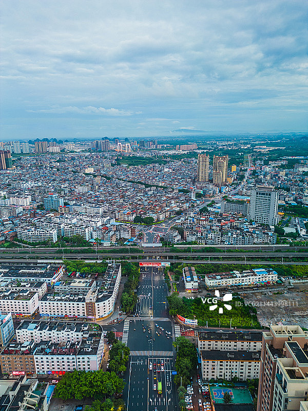 贵港城市风光航拍港北区城市建筑轨道运输图片素材