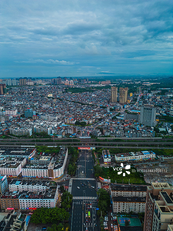 贵港城市风光航拍港北区城市建筑轨道运输图片素材