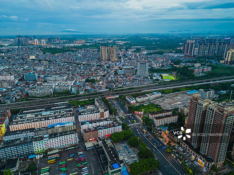 贵港城市风光航拍港北区城市建筑轨道运输图片素材