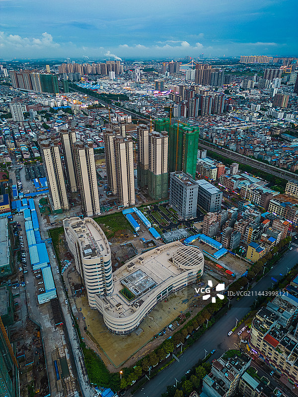 贵港城市风光航拍港北区城市建筑轨道运输图片素材