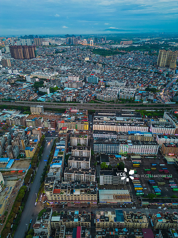 贵港城市风光航拍港北区城市建筑轨道运输图片素材