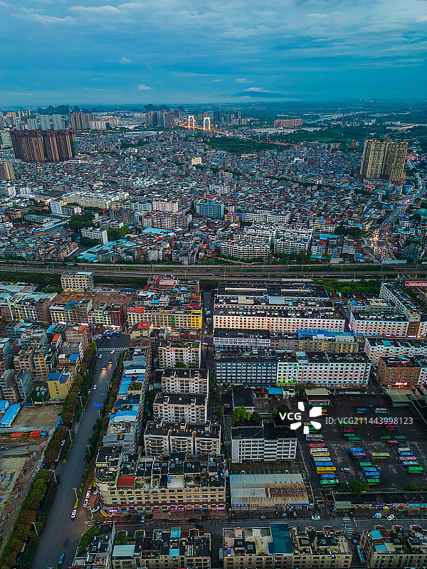 贵港城市风光航拍港北区城市建筑轨道运输图片素材