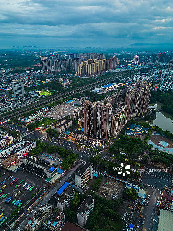 贵港城市风光航拍港北区城市建筑轨道运输图片素材