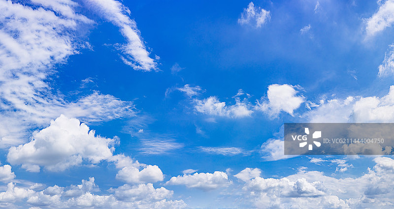 蓝天云层的低角度视图图片素材