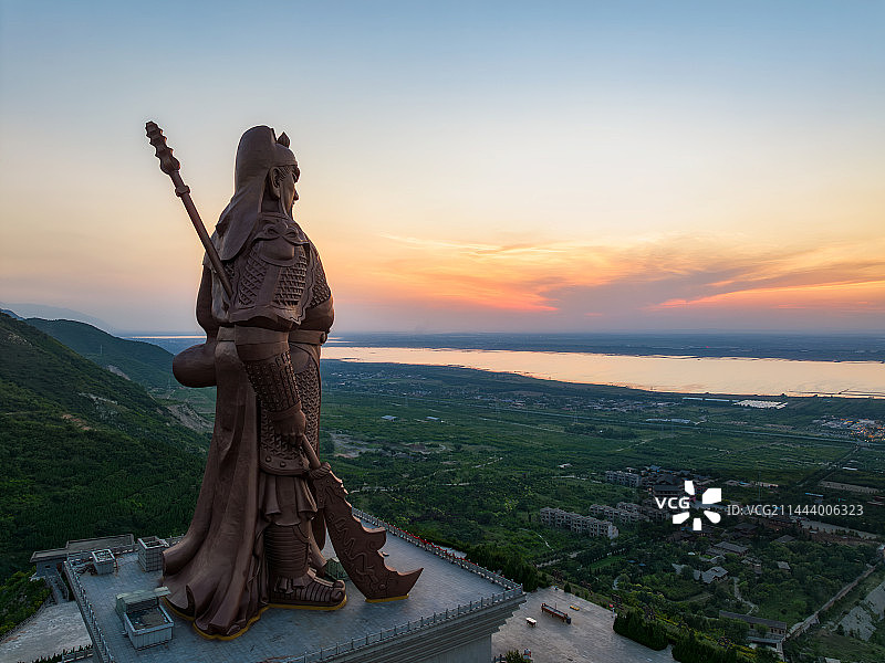 山西省运城市盐湖区解州镇（关帝圣像景区）关羽雕像夏季日落航拍图片素材