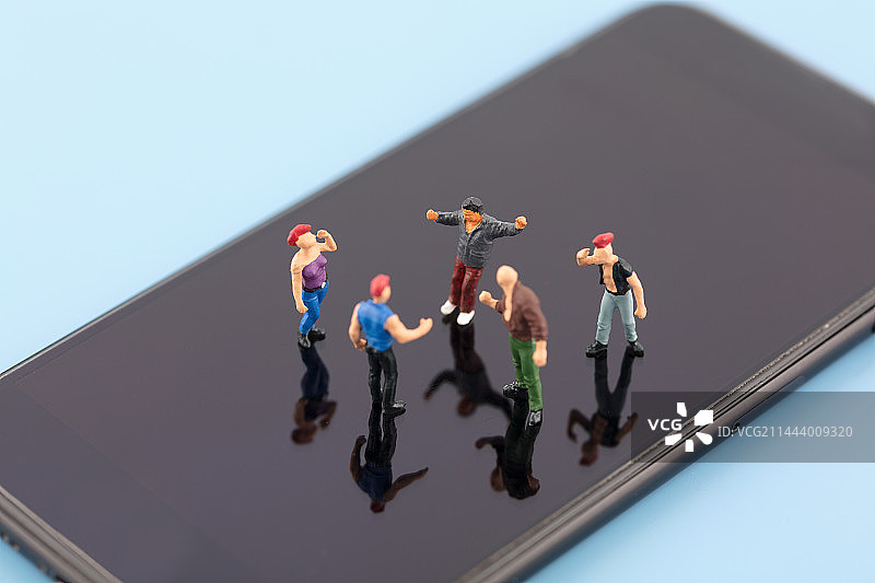 微缩摄影互联网网暴手机上图片素材