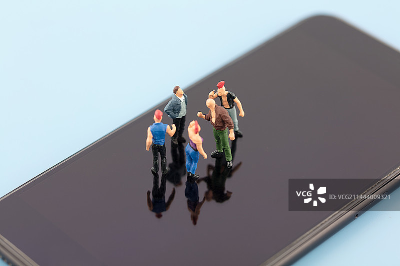 微缩摄影互联网网暴手机上图片素材
