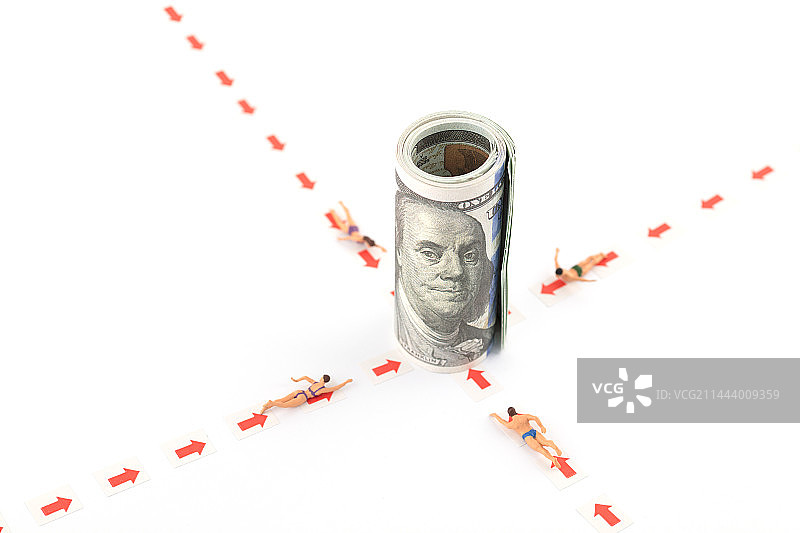 微缩摄影追求金钱利益游泳前行图片素材