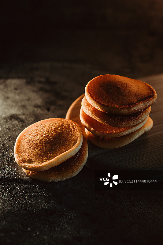 暗光环境下的铜锣烧，暗调，铜锣烧图片素材