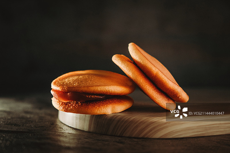 暗光环境下的铜锣烧，暗调，铜锣烧图片素材