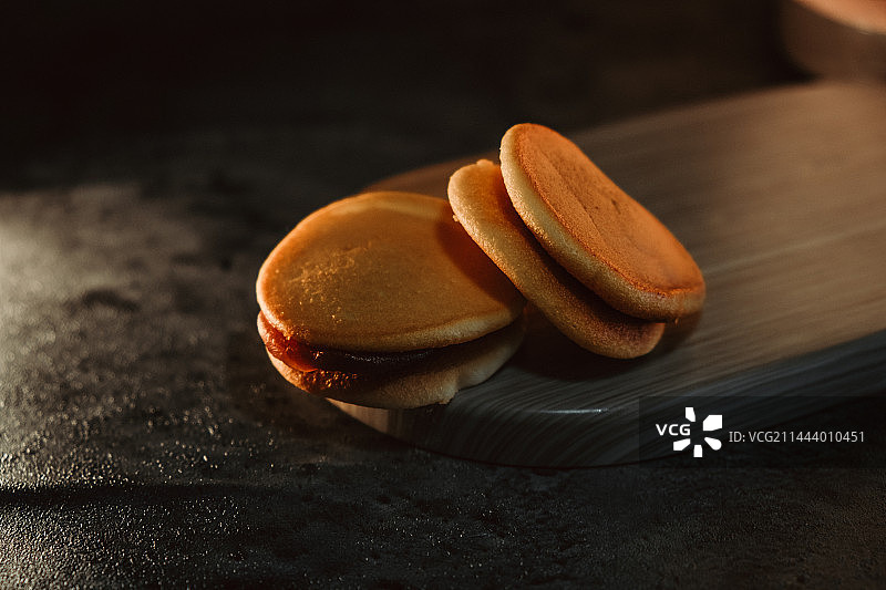 暗光环境下的铜锣烧，暗调，铜锣烧图片素材