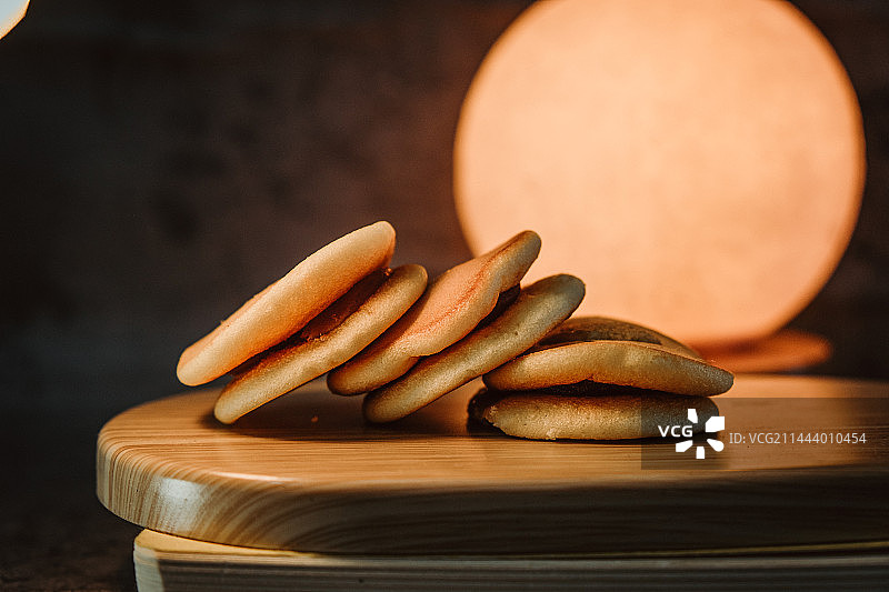 暗光环境下的铜锣烧，暗调，铜锣烧图片素材