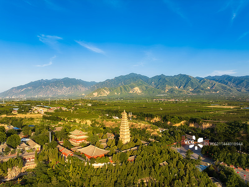 山西省运城市永济市（普救寺）莺莺塔夏季航拍图片素材