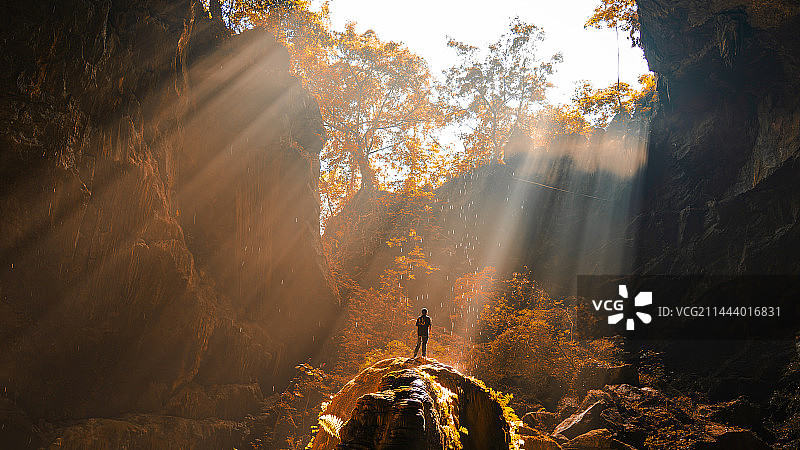 弄响天坑图片素材