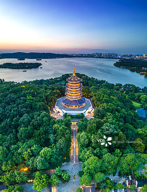 杭州西湖雷峰塔夜景航拍图片素材