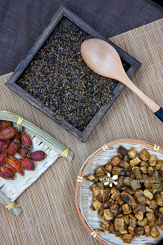 竹简上用竹木质容器分类装的中药图片素材