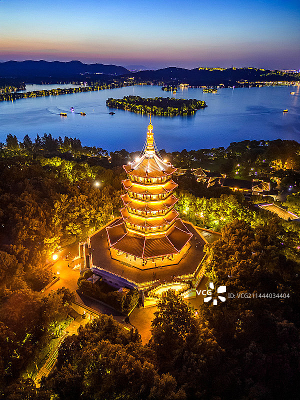 杭州西湖雷峰塔夜景航拍图片素材