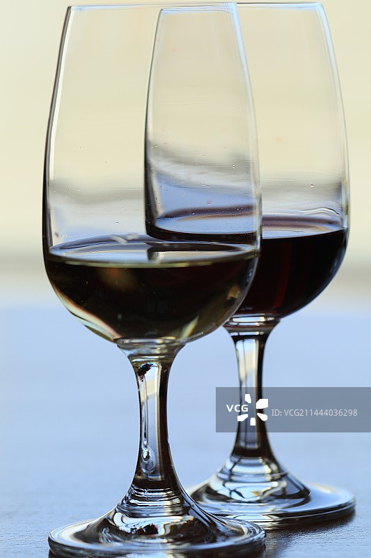 桌上酒杯的特写镜头图片素材