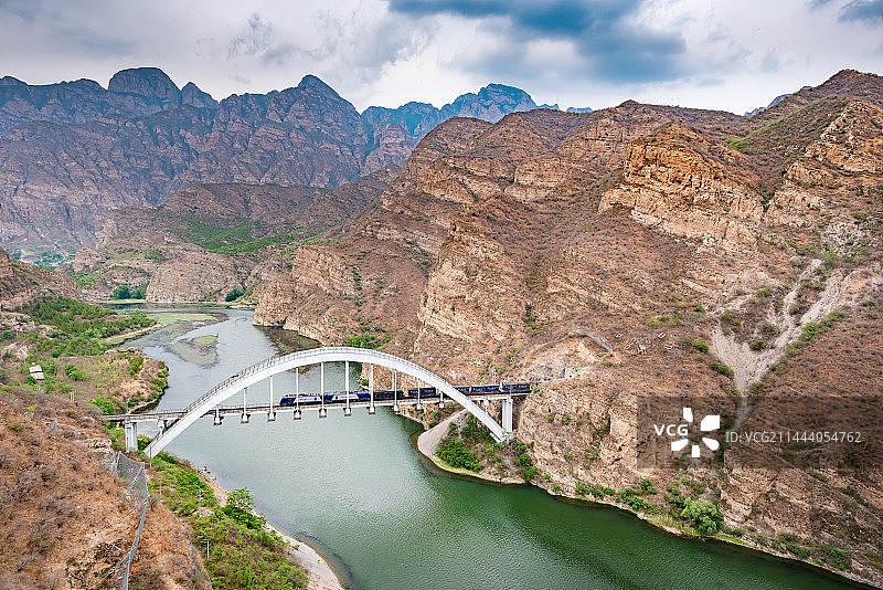 火车开过北京门头沟珍珠湖亚洲第一铁路桥图片素材