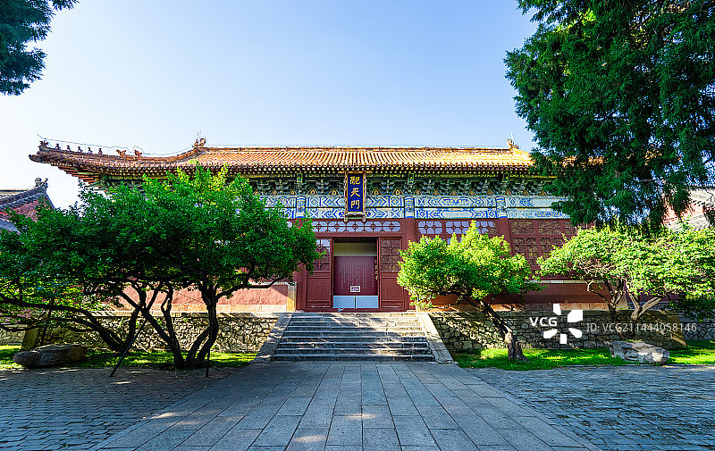 中国山东泰安著名景点泰山旅行旅游目的，泰山第一行宫岱庙，配天门宫殿城门，户外白昼无人图像摄影图片素材