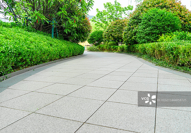 中国房地产城市健康生活拍摄主题，居住区的步行道路和绿色的花坛植物，户外白昼无人图像摄影图片素材
