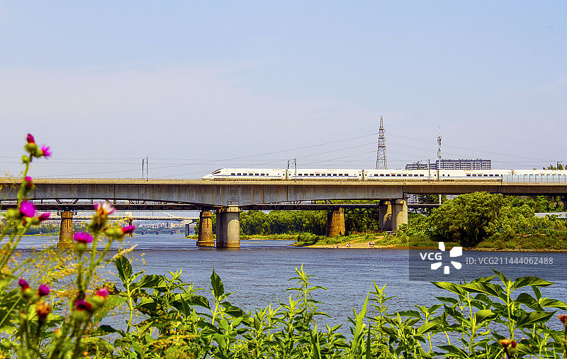 动车飞驰松花江图片素材
