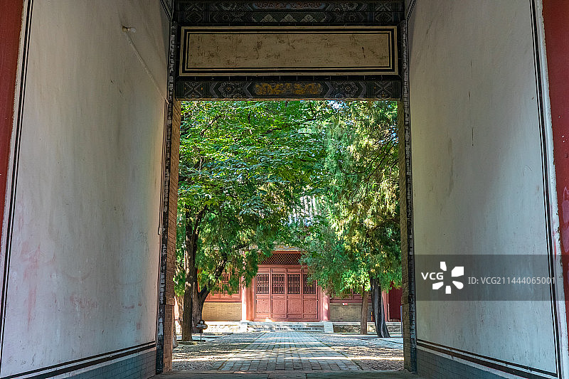 中国山东泰安著名景点泰山旅行旅游目的，泰山第一行宫岱庙，白色的城门墙壁和庭院，户外白昼无人图像摄影图片素材