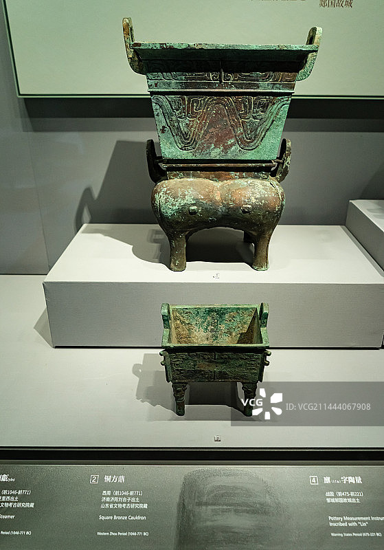中国古代文明文化遗产拍摄主题，山东济南市博物馆，齐大官南宫铜鼎鲁伯厚父盘兽纹匜铜卣鸟青铜蛊，室内无人图片素材
