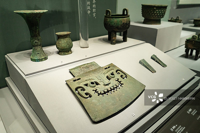 中国古代文明文化遗产拍摄主题，山东济南市博物馆，齐大官南宫铜鼎鲁伯厚父盘兽纹匜铜卣鸟青铜蛊，室内无人图片素材