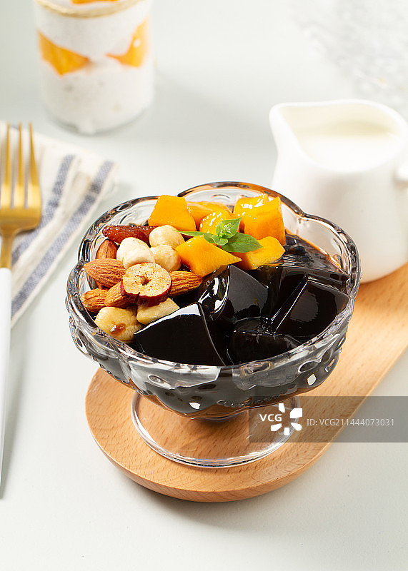 水果烧仙草 台式风味仙草冻 水果捞芋圆甜品图片素材