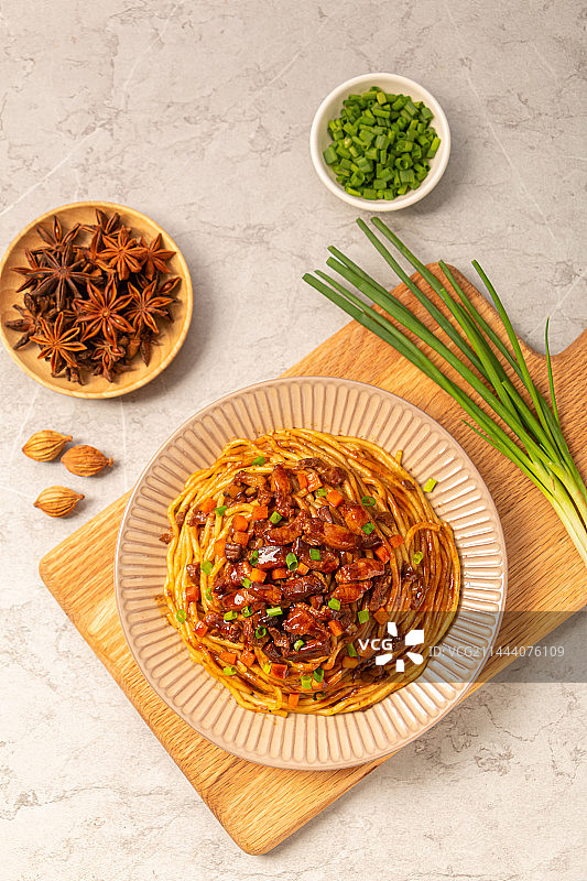 盘子里的卤肉拌面图片素材