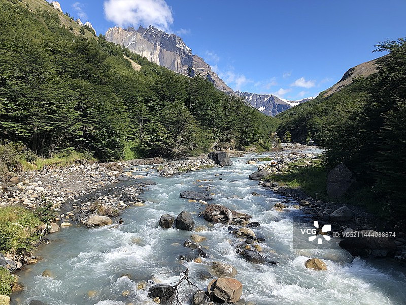 智利百内国家公园河流穿石景观图片素材