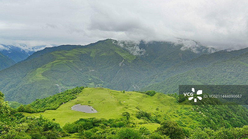 夏季的草原自然风光，成都周边夏天避暑热门目的地，卧龙干海子图片素材