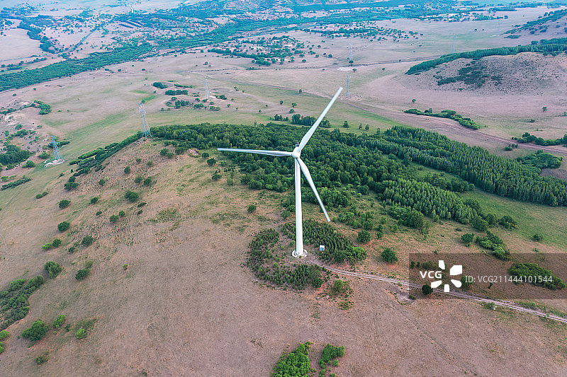 清晨草原上的风车图片素材
