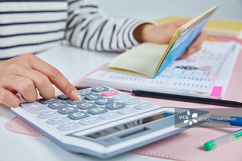 年轻人，银行账户，经济，分期储蓄，储蓄，家庭经济，女人，计算器图片素材