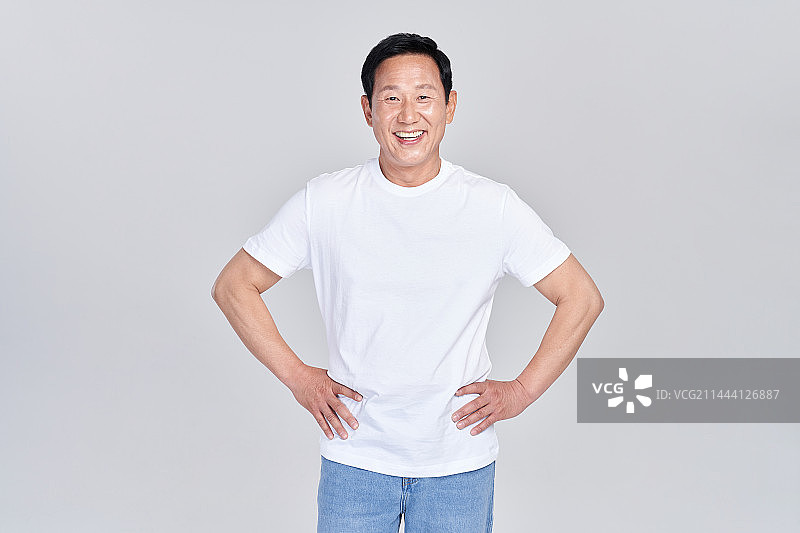 韩国男人影棚拍摄姿势图片素材