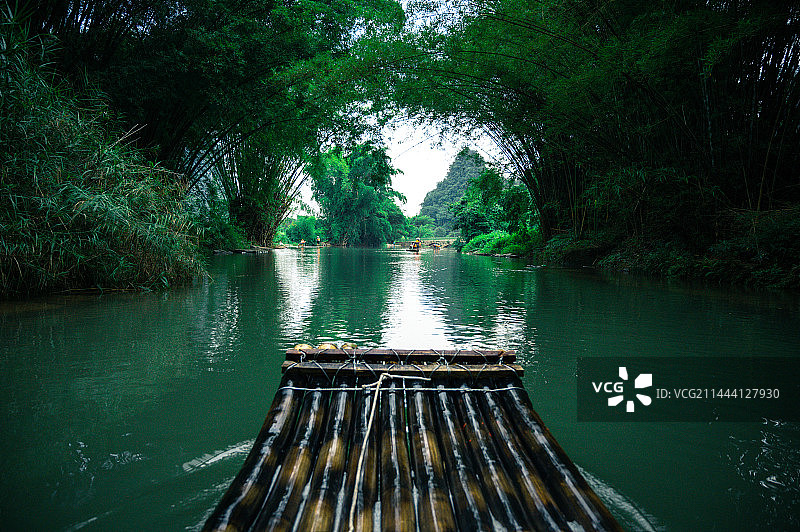 广西桂林阳朔遇龙河竹筏竹筏漂流图片素材