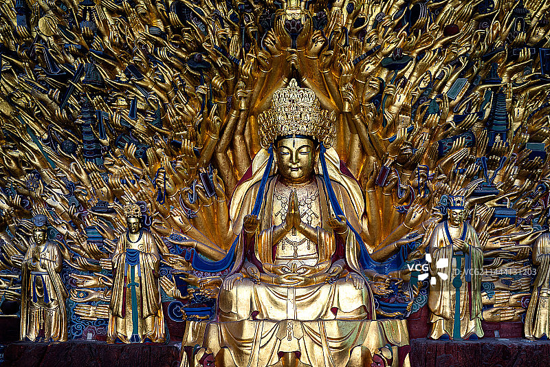 重庆大足石刻，金色的千手观音雕塑图片素材
