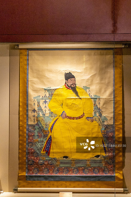 永乐帝画像（明，布本设色；明成祖朱棣身穿黄色龙袍端坐在龙椅宝座上，此像供奉于布达拉宫）图片素材