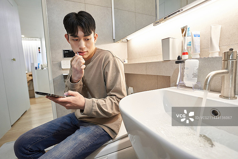 韩国青年过度用水浪费现象图片素材