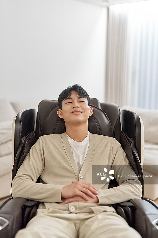 韩国青年按摩椅图片素材